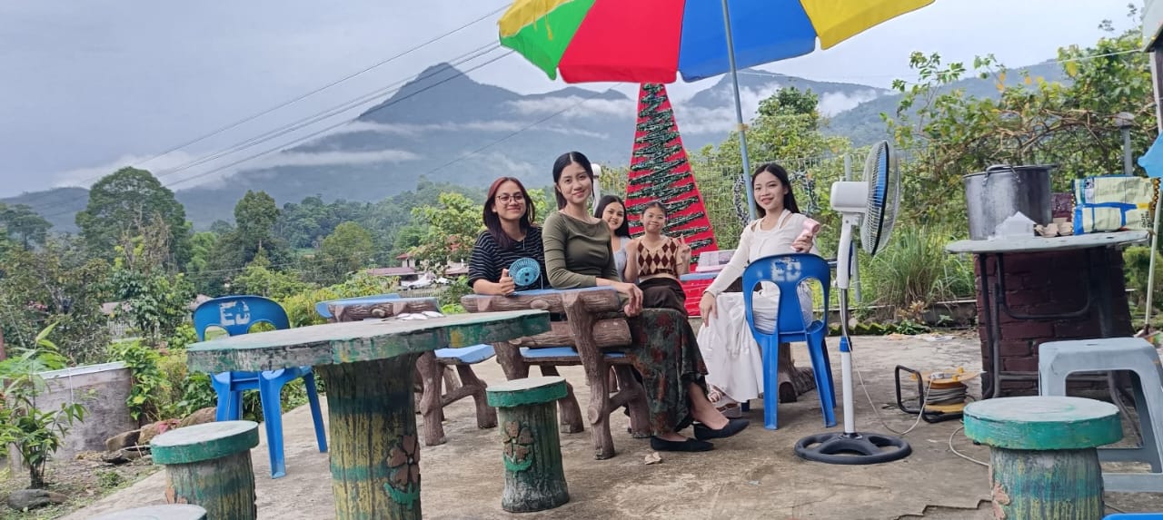 Tetamu berehat di kawasan luar